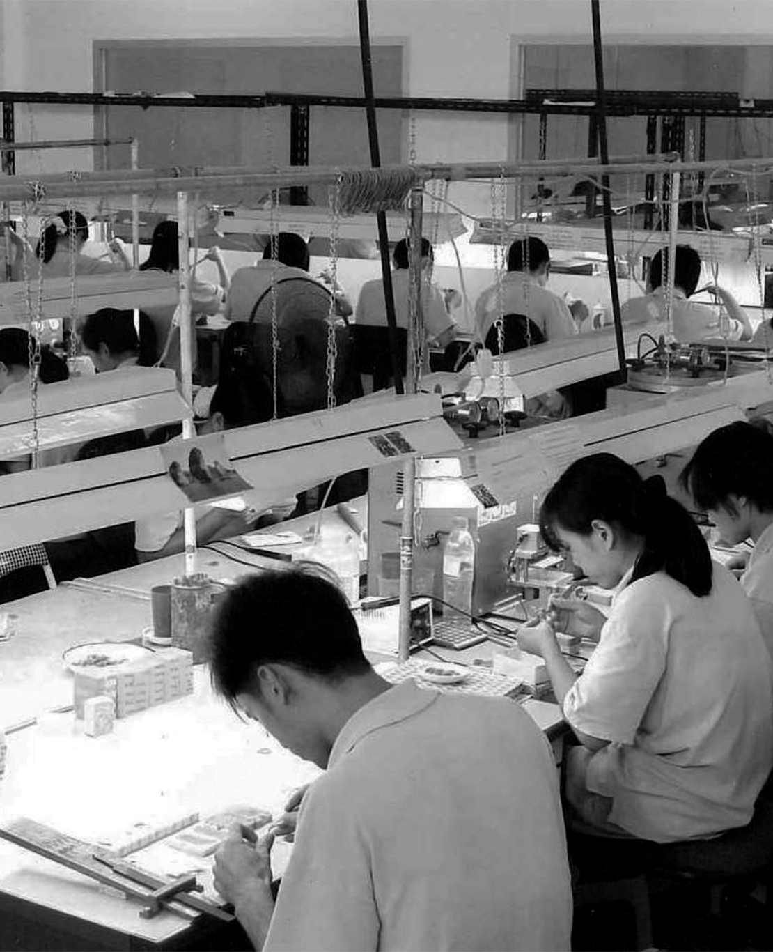 職人がジュエリーを丁寧に加工している様