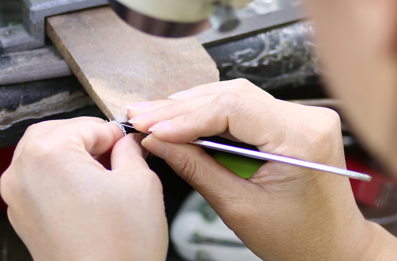 手作業だからこそ、ジュエリーの品質を高める