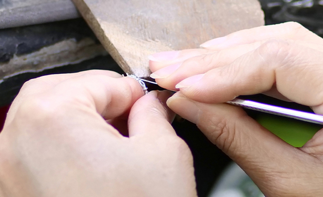 手作業だからこそ、ジュエリーの品質を高める