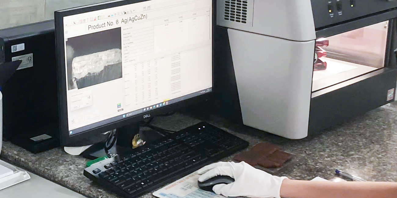 X線分析機による地金品位検査