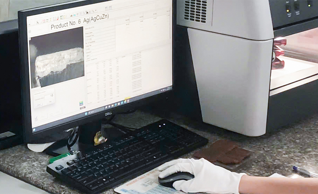 X線分析機による地金品位検査